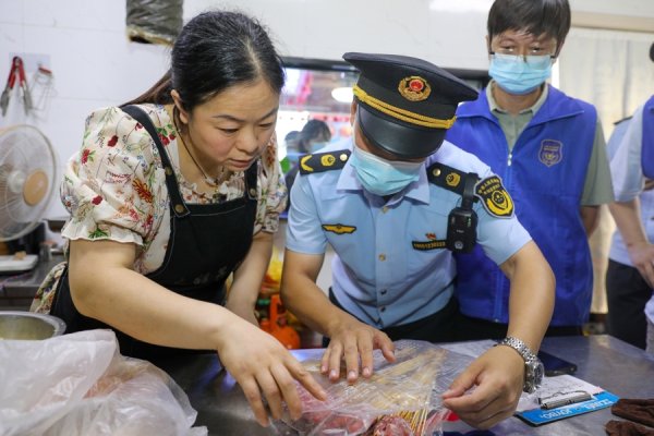 股票配资官网 肉串哪来的？油污往哪排？金山张堰夜市“体检”都要查清